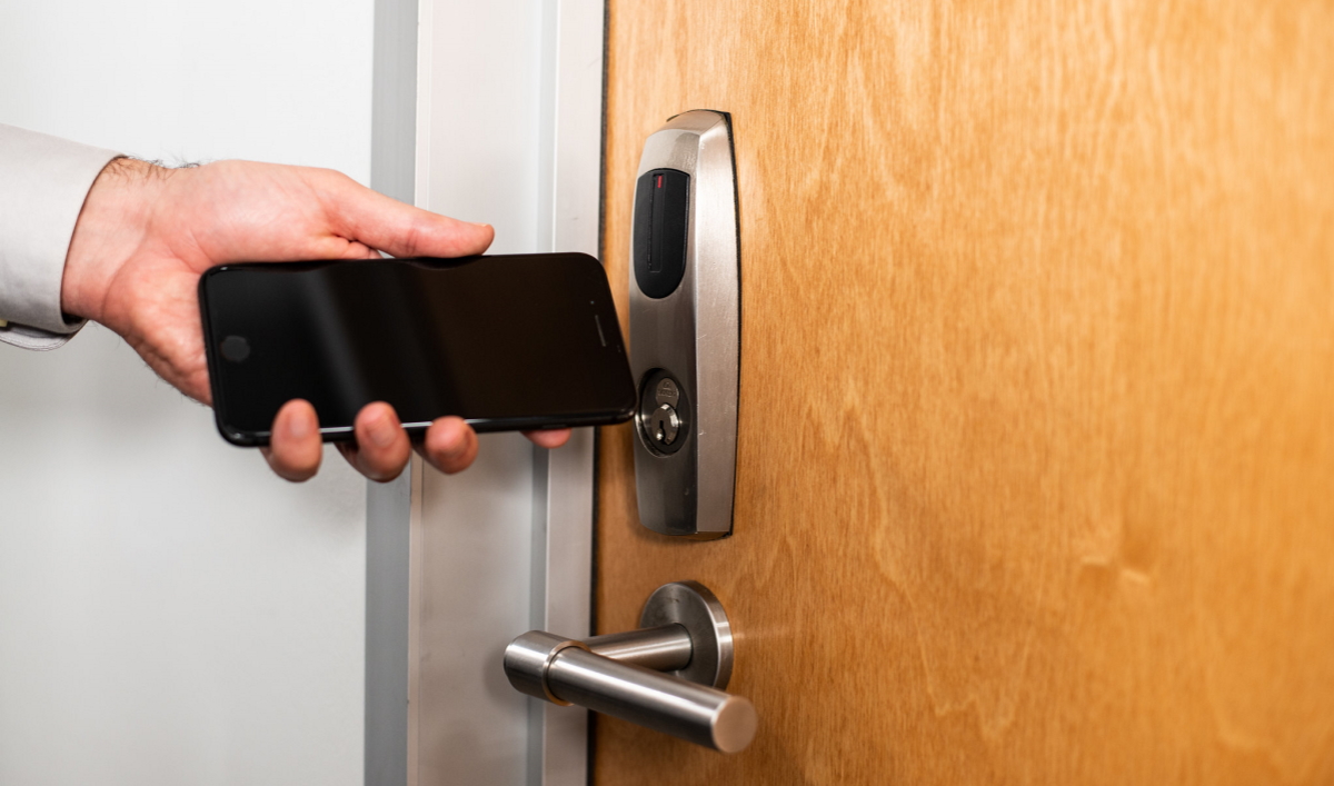 Systèmes contrôle d’accès smartphone (Photo ASSA ABLOY_flickr CC). Ceci est une légende Alt