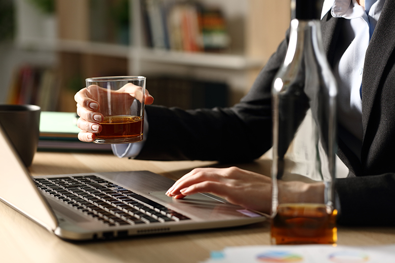 L’employeur doit s’emparer du sujet des pratiques addictives, aussi délicat soit-il. © PheelingsMedia-AdobeStock